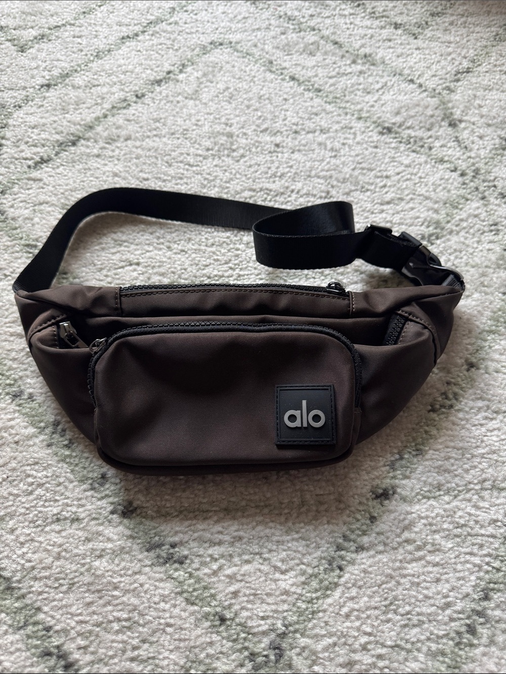 NWOT - Alo Yoga Belt Bag in Espresso O/S - Picture 3 of 5